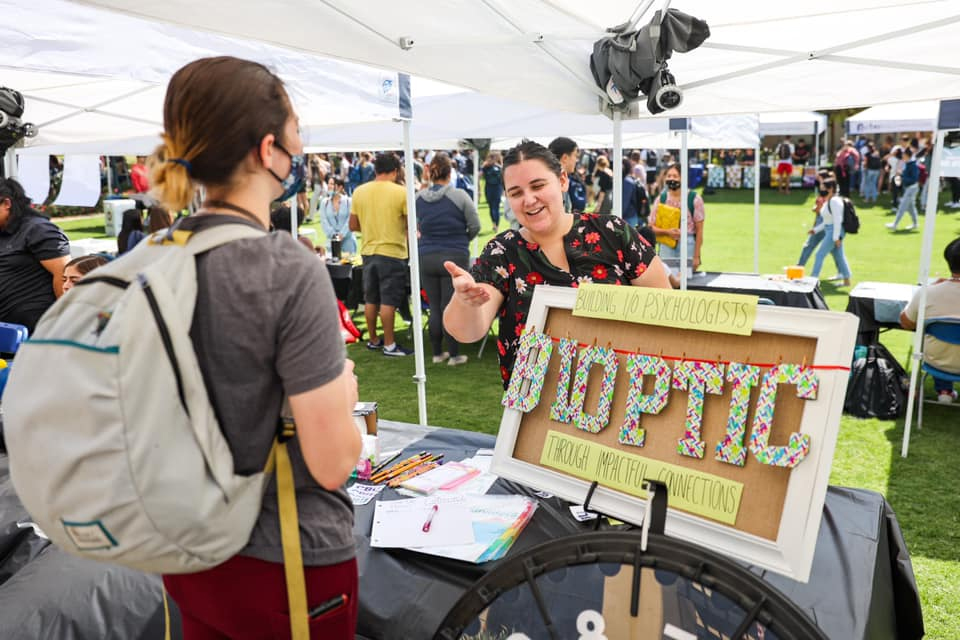students at a club fair