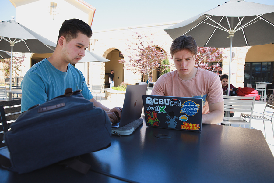 2 students working on laptops